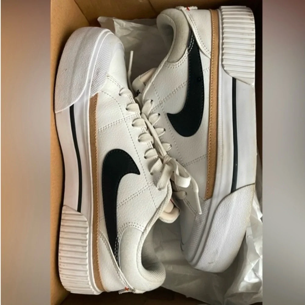 NEW fabulous Nike white and black with a copper stripe Big Swoosh Classic Size 8 - Picture 8 of 11